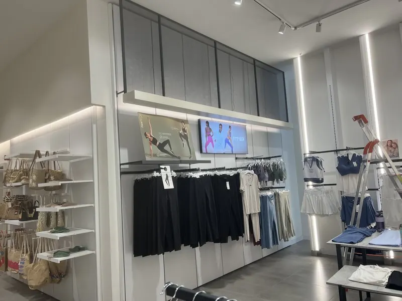 Duvar teşhirinde gizli bant aydınlatma uygulaması