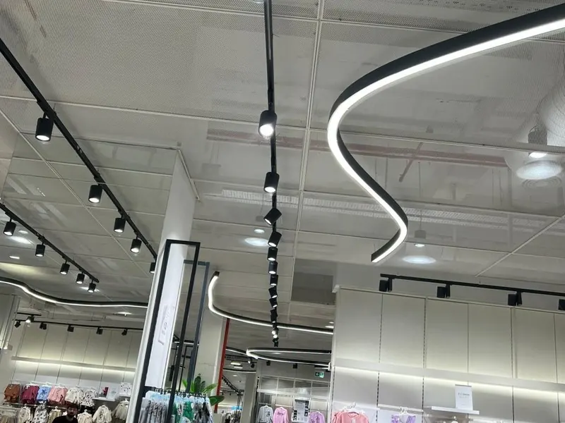 Kıvrımlı lineer armatür ile ray spot hattının birlikte uygulanması