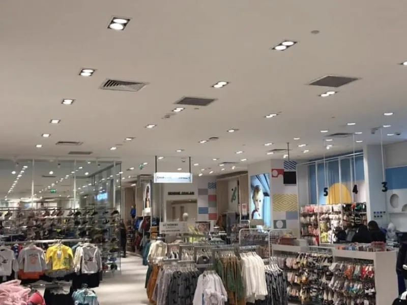 Satış alanında gömme armatürlerle genel aydınlatma