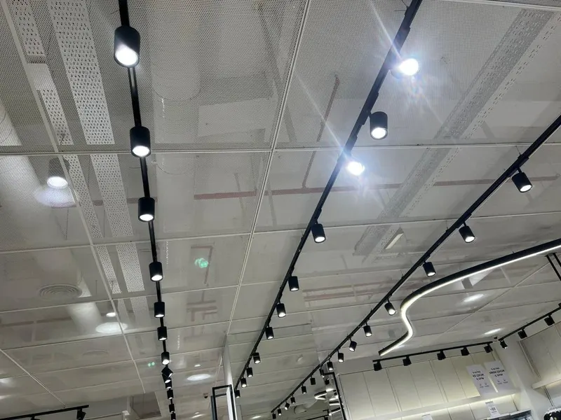 Mağaza tavanında ray spot hatları ve lineer armatür düzeni