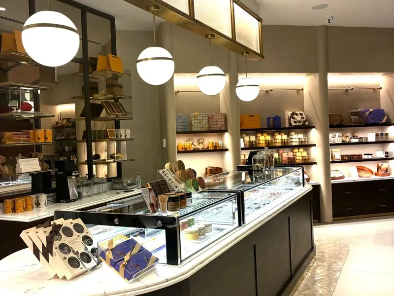 Teşhir reyonunda sarkıt aydınlatma ve gizli bant