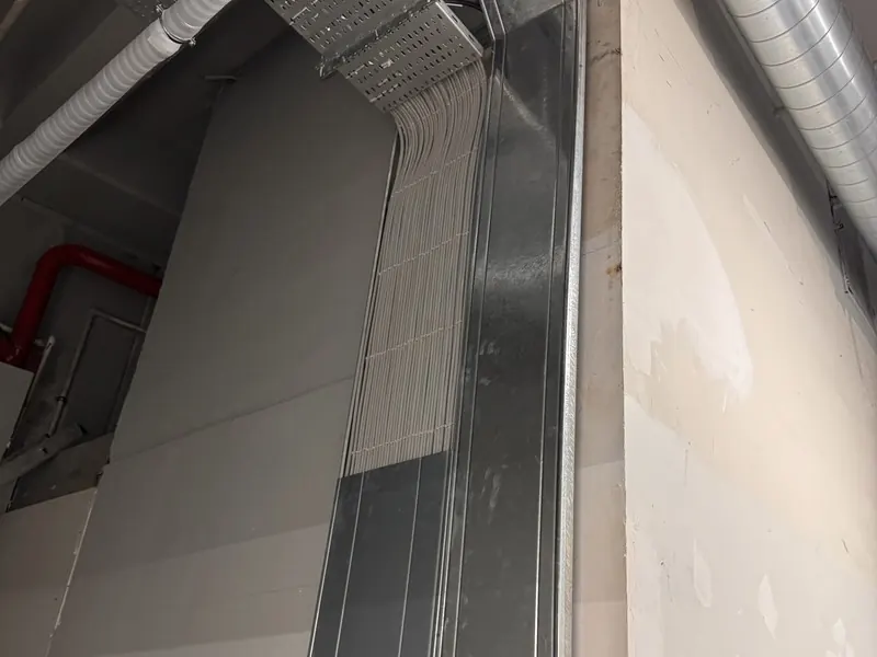 Katlar arası düşey kolon tavası ve besleme güzergâhı