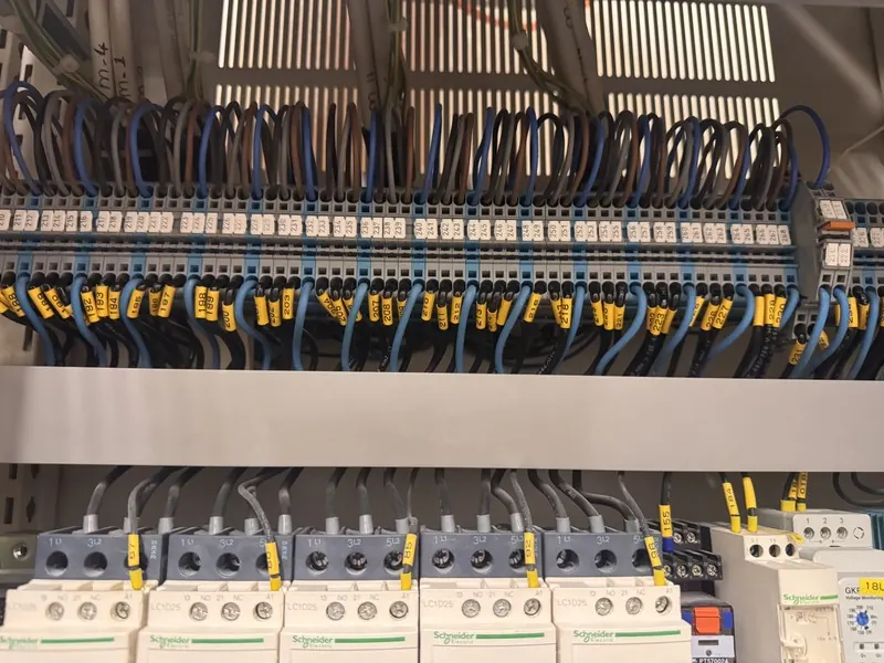 Numaralı yüksükle etiketlenmiş klemens ve kontaktör bağlantıları