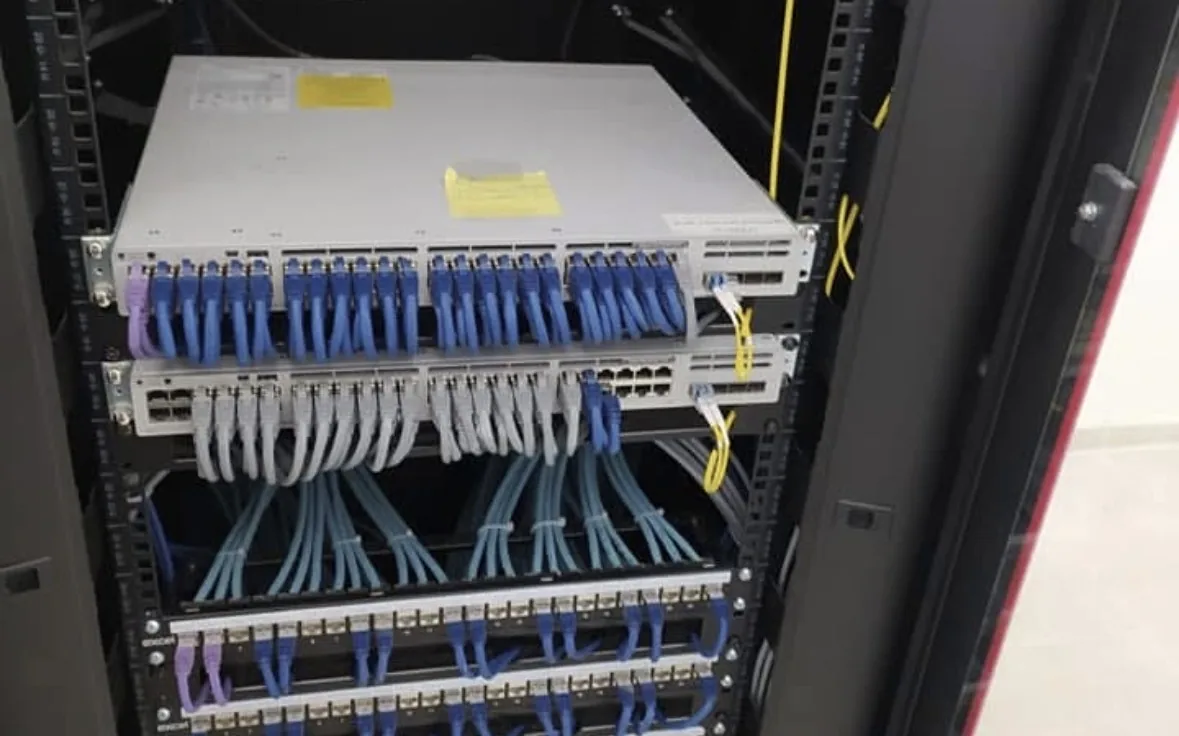 Sistem odası kabinetinde switch, patch panel ve düzenli patch kablo yönetimi