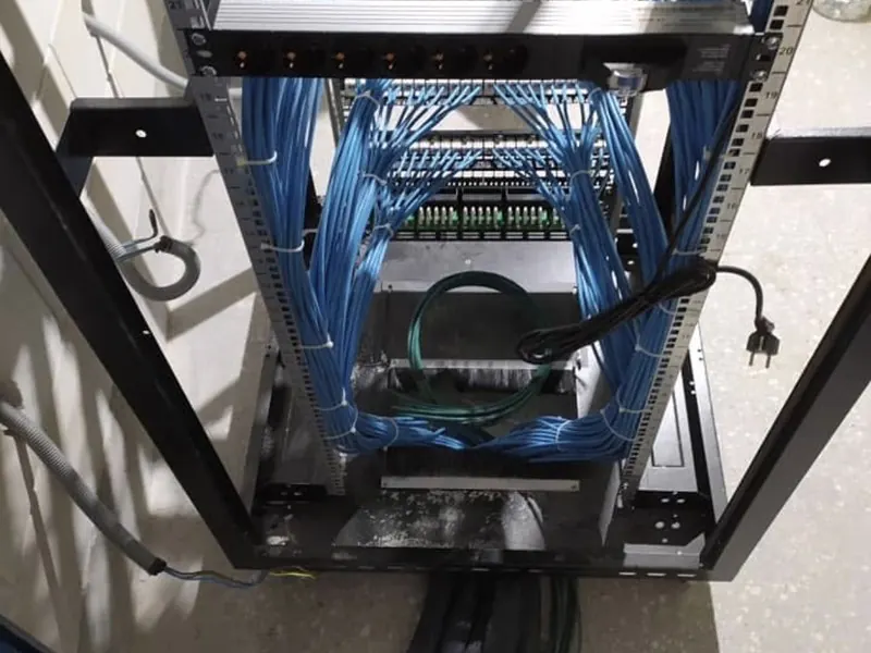 Sistem odası kabinetinde patch panel ve switch montajı
