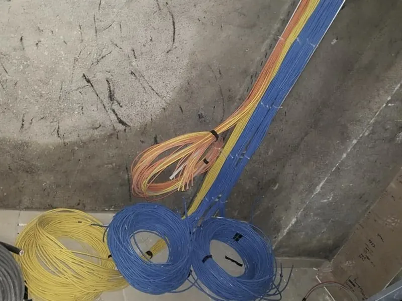 CAT ve fiber kablo makaraları ile tavada zayıf akım güzergâhı